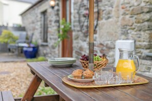 Outdoor dining - 2 Bed in Launceston (oc-congs) (Congdon's Shop)