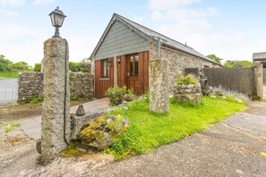 Exterior - 2 Bed in Launceston (oc-congs) (Congdon's Shop)