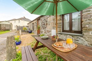 Outdoor dining - 2 Bed in Launceston (oc-congs) (Congdon's Shop)