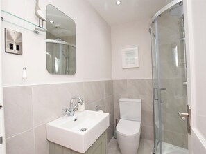 A bathroom with a glass shower enclosure, a white sink with a mirror above it, and a toilet. - 2 Bed in Bideford (oc-deckh) (Appledore)