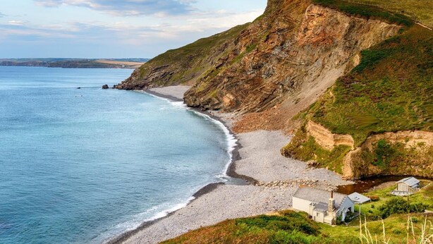 A coastal landscape with a cliff, beach, and a small building. - 1 Bed in Holsworthy (oc-gblue) (Holsworthy Hamlets)