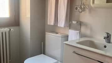 Eenvoudige Twin kamer, uitzicht op bergen | Badkamer | Een haardroger, handdoeken, zeep, toiletpapier