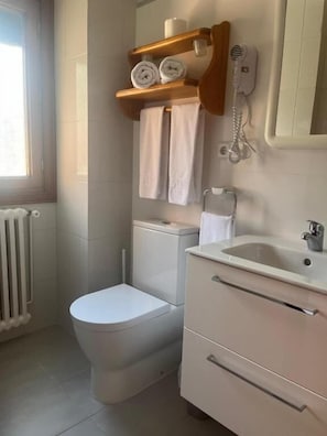 Basic Twin Room, Mountain View | Bathroom | Hair dryer, towels, soap, toilet paper - Pensión Montarto (Arties)