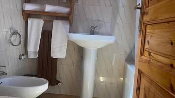 Basic-Doppelzimmer, Bergblick | Badezimmer