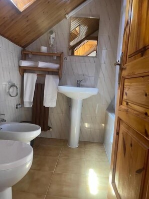 Habitación básica doble, vista a la montaña | Baño