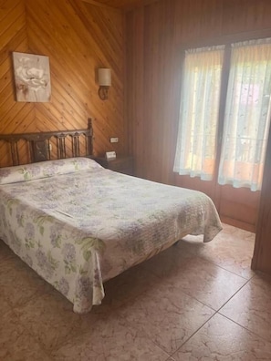 Basic Double Room, Mountain View | Free WiFi - Pensión Montarto (Arties)