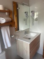 Habitación básica doble | Baño | Secador de pelo, toallas, jabón y papel higiénico