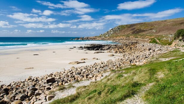 A beach with a rocky shoreline, a clear sky, and a distant view of the ocean. - 1 Bed in Penzance (oc-henst) (Saint Buryan)