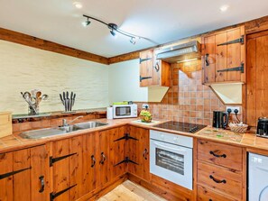 Horno, periquera y utensilios de cocina 