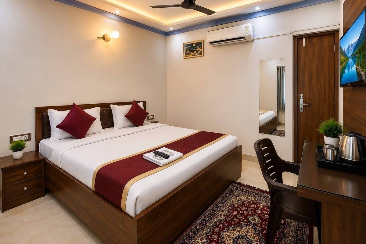 Deluxe Room, City View | Desk, laptop workspace, blackout drapes, soundproofing