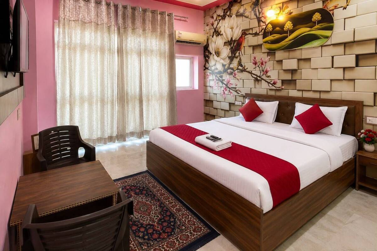 Premium Room | Desk, laptop workspace, blackout drapes, soundproofing
