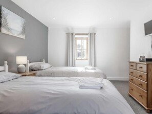 Iron/ironing board, travel cot, free WiFi, bed sheets - 2 Bed in Cambrose (oc-forgm) (Cambrose)