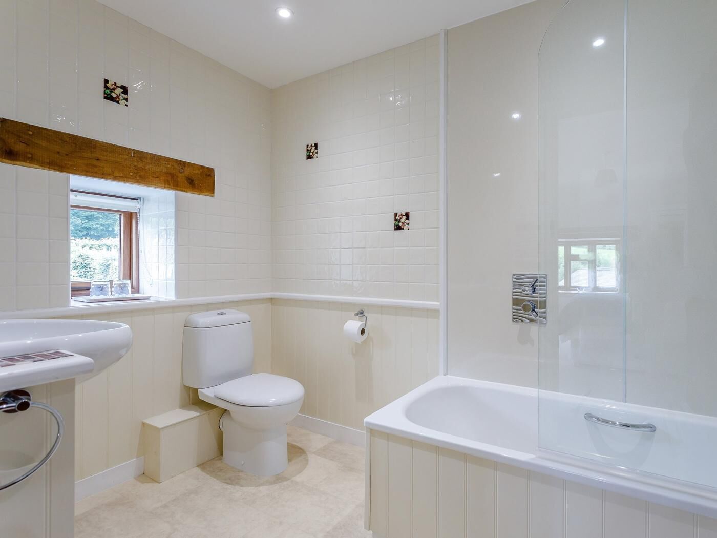 Ein Badezimmer mit Toilette, Waschbecken und Badewanne.