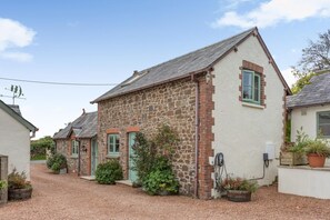 A stone building with a sloped roof, a small porch, and a gravel driveway. - 1 Bed in Beaworthy (oc-00782) (Sheepwash)