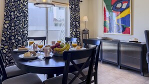 Dining - #328 Charming 2-Bedroom Home in Albufeira | Balcony & AC (Albufeira)