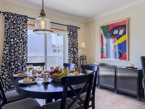 Dining - #328 Charming 2-Bedroom Home in Albufeira | Balcony & AC (Albufeira)
