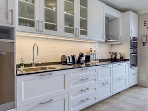 Coffee/tea maker, fridge, microwave, oven - #328 Charming 2-Bedroom Home in Albufeira | Balcony & AC (Albufeira)