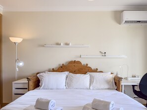 Iron/ironing board, free WiFi, bed sheets - #328 Charming 2-Bedroom Home in Albufeira | Balcony & AC (Albufeira)