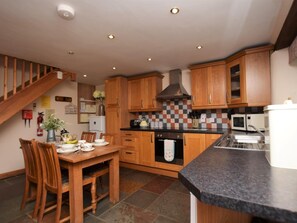 Oven, dishwasher, high chair, cookware/dishes/utensils - 2 Bed in Beaworthy (oc-hifox) (Shebbear)