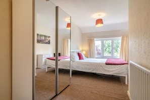 Iron/ironing board, travel cot, free WiFi, bed sheets - 1 Bed in Kilve (oc-kilve) (Kilve)