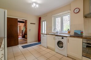 Oven, dishwasher, high chair, cookware/dishes/utensils - 1 Bed in Kilve (oc-kilve) (Kilve)