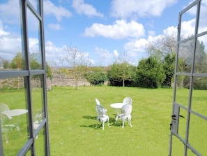 Outdoor dining - 3 Bed in Bristol (oc-ivytt) (Keynsham)