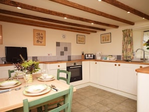 Oven, dishwasher, high chair, cookware/dishes/utensils - 2 Bed in Umberleigh (oc-lcobb) (Chittlehampton)