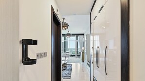 Apartamento, sacada, vista para a cidade | Parte interna