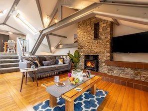 TV, fireplace - 4 Bed in Bideford (oc-oappl) (Monkleigh)