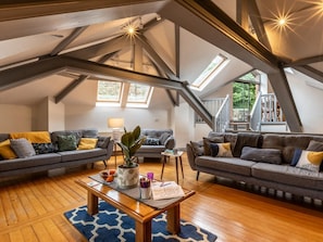 TV, fireplace - 4 Bed in Bideford (oc-oappl) (Monkleigh)