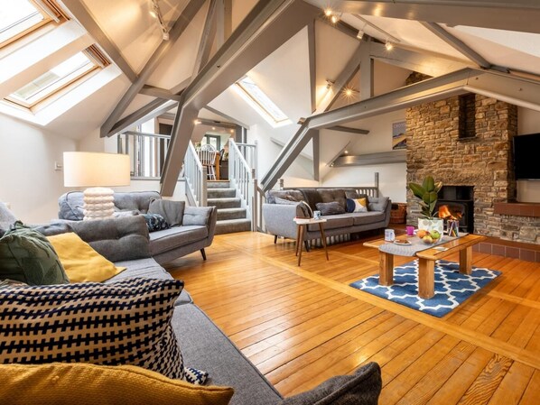 TV, fireplace - 4 Bed in Bideford (oc-oappl) (Monkleigh)