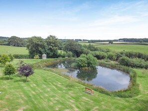 A grassy area with a pond, trees, and a small white structure. - 1 Bed in Taunton (oc-oldli) (Wiveliscombe)
