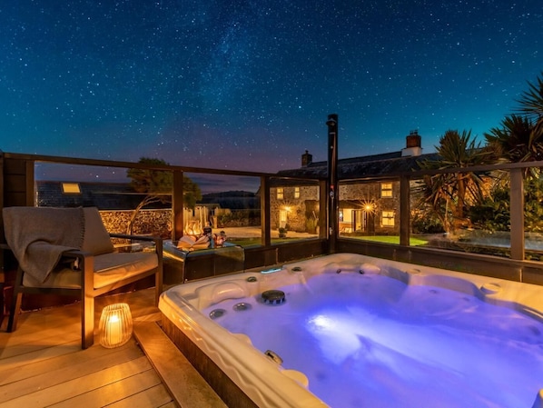 Outdoor spa tub - 6 Bed in Bude (oc-oldfa) (Marhamchurch)