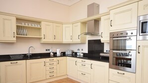 Microwave, oven, dishwasher, high chair - 2 Bed in Ilfracombe (oc-oedge) (Ilfracombe)