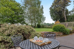 Outdoor dining - 2 Bed in Bridgwater (oc-rexba) (Spaxton)