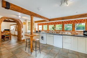 Oven, dishwasher, high chair, cookware/dishes/utensils - 2 Bed in Bridgwater (oc-rexba) (Spaxton)