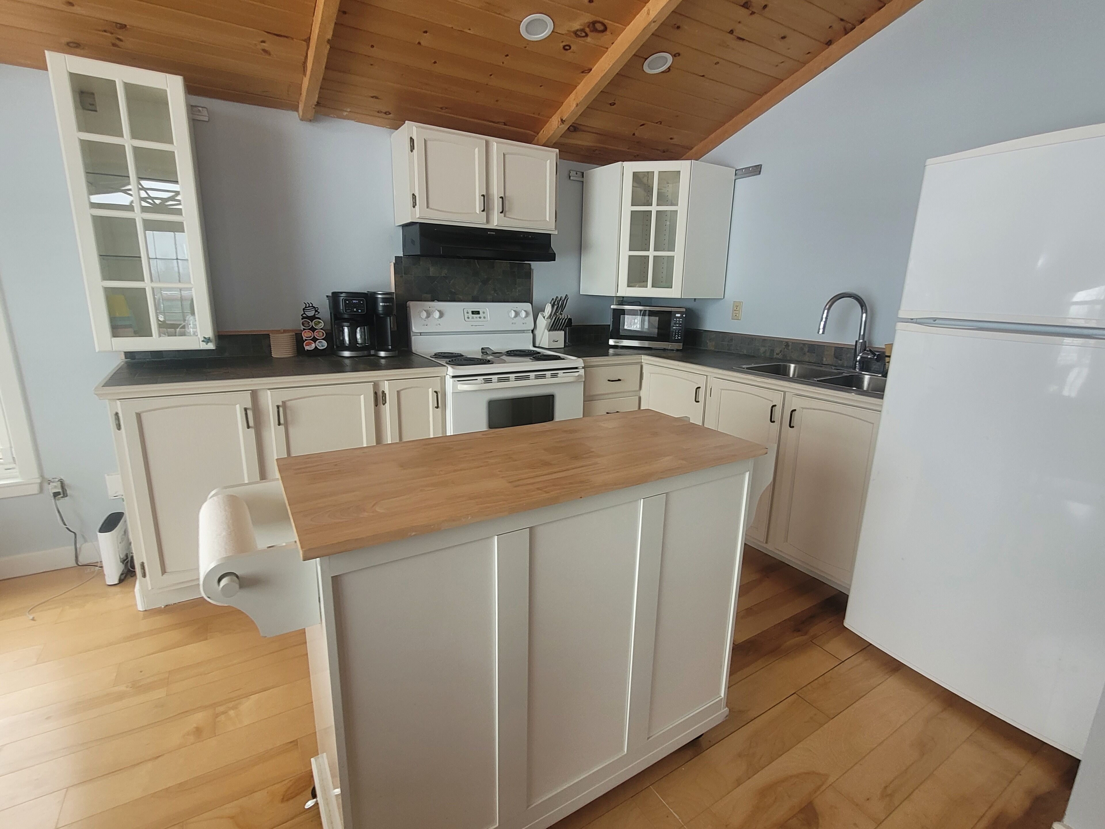 Coffee/tea maker, fridge, microwave, oven