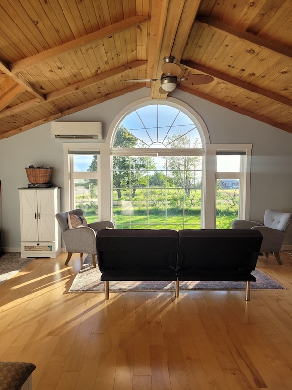 Living area - Cozy beautiful space in a great location. Close to beautiful beaches and sunsets (Grande-Digue)