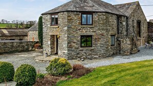A stone house with a gravel driveway, a small garden, and a clear sky. - 1 Bed in Tavistock (oc-round) (Lamerton)