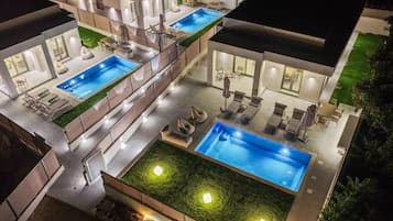 3 hồ bơi ngoài trời