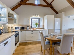 Oven, dishwasher, high chair, cookware/dishes/utensils - 2 Bed in Beaworthy (oc-tilli) (Virginstowe)