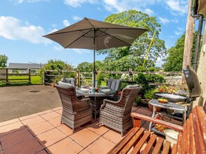 An outdoor patio with wicker furniture, a table, and a grill. - 2 Bed in Beaworthy (oc-tilli) (Virginstowe)