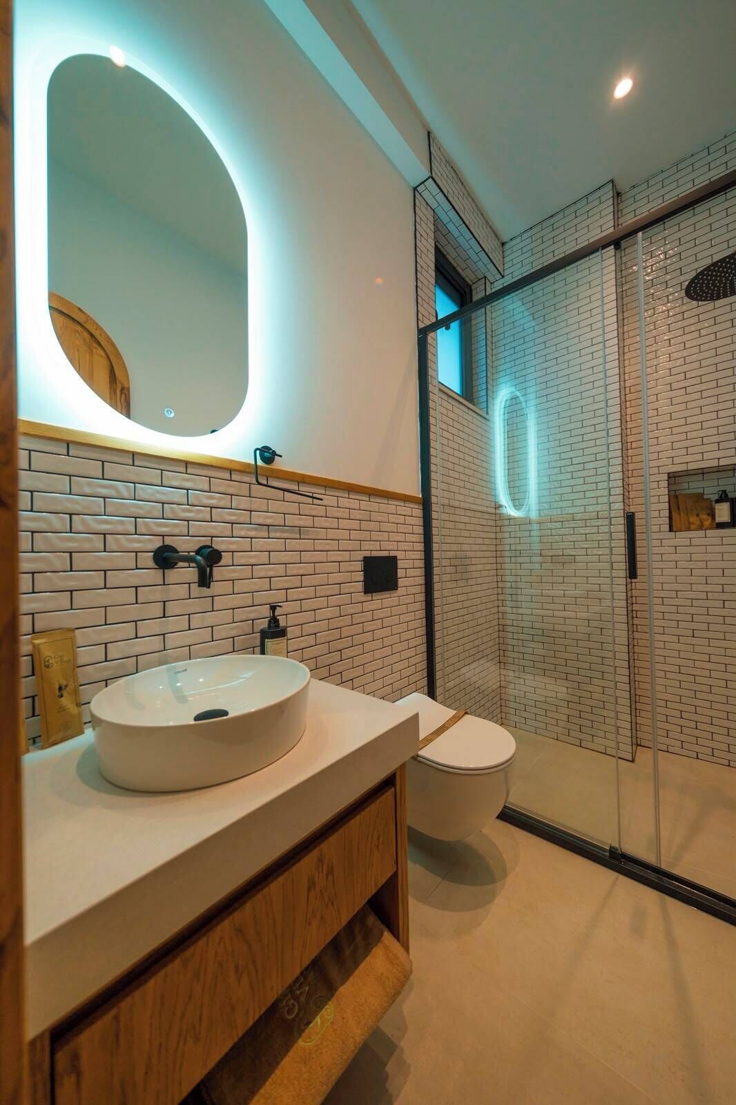 Villa | Salle de bain | Sèche-cheveux, serviettes fournies, savon, shampoing