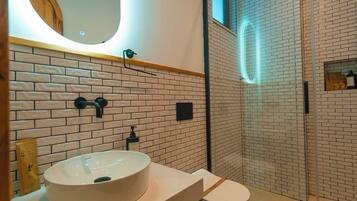 Villa | Salle de bain | Sèche-cheveux, serviettes fournies, savon, shampoing