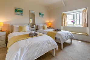 3 bedrooms, travel cot, free WiFi, bed sheets - 3 Bed in The Lizard (oc-treno) (Lizard)