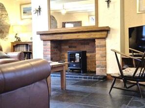 TV - 3 Bed in Combe Martin (oc-watet) (Combe Martin)