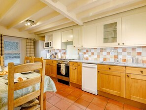 Oven, high chair, cookware/dishes/utensils - 3 Bed in Combe Martin (oc-watet) (Combe Martin)