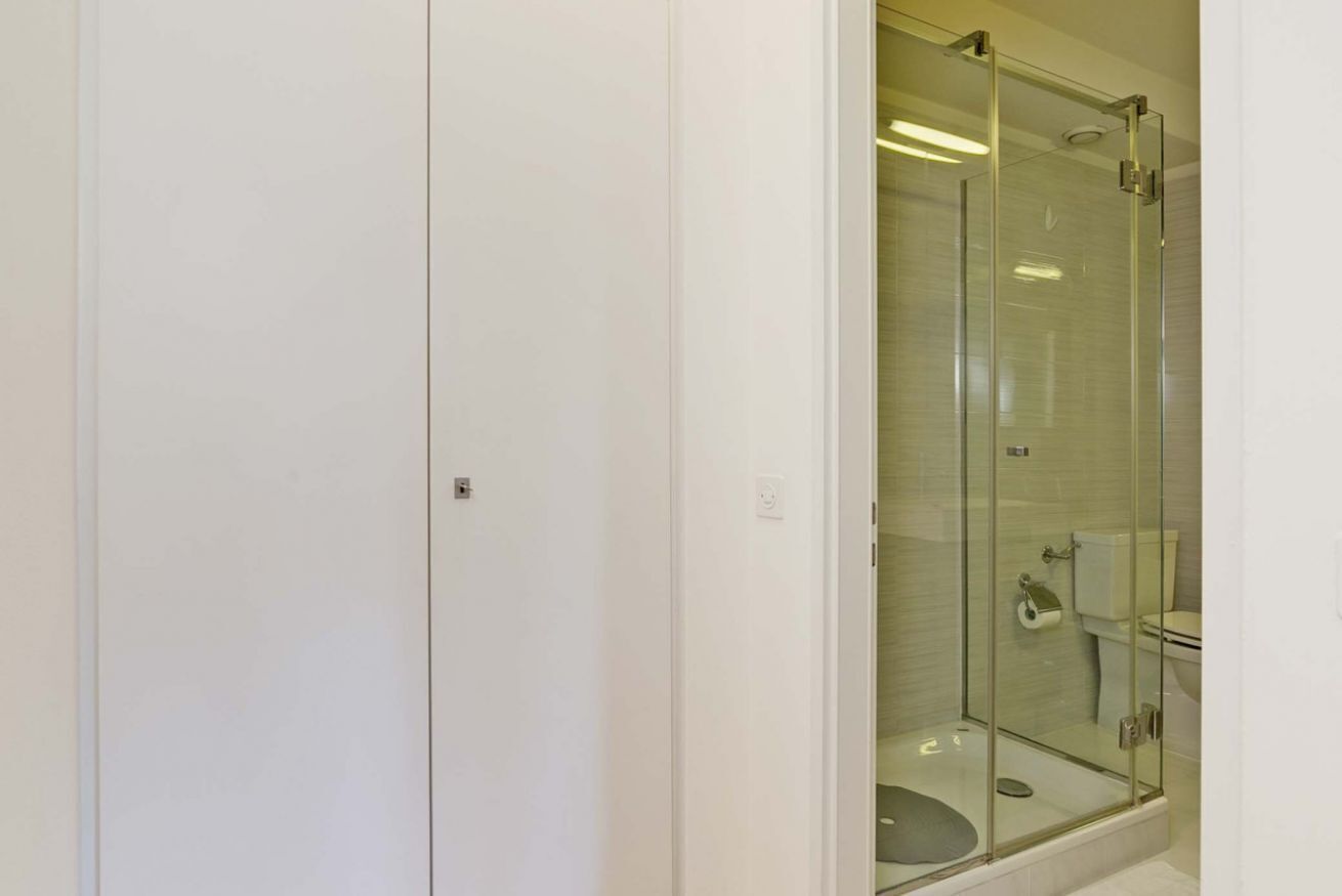 Ein Badezimmer mit einer Duschkabine, einer Toilette und einem Waschbecken.