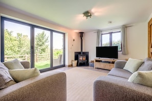 TV, fireplace - 3 Bed in Bude (oc-woott) (Poundstock)