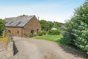 A stone farmhouse with a gravel driveway and a garden. - 3 Bed in Bude (oc-woott) (Poundstock)